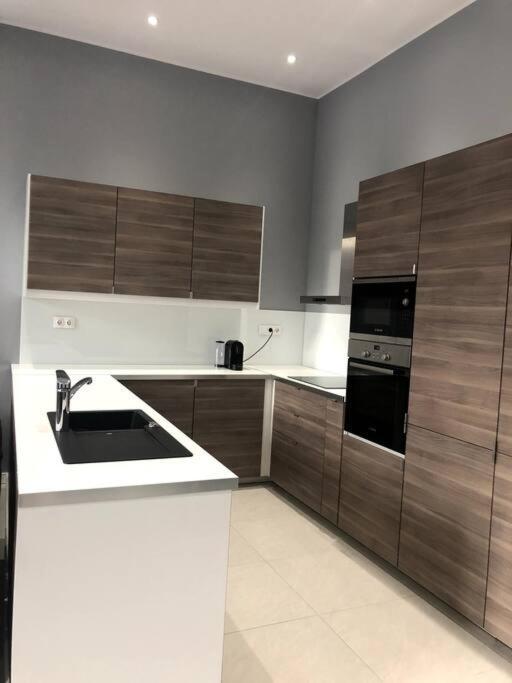 Renovated And Spacious Two-Bedroom Condo In Budapest Eksteriør bilde